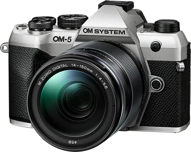 OM System OM-5 Mark II silber mit Objektiv M.Zuiko digital ED 14-150mm 4.0-5.6 II