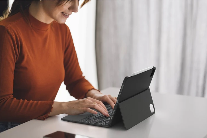 Belkin Connect Everyday Tastaturhülle für iPad 10.9" (10. Gen) /11" (A16), iPad Air 11" (M4), schwarz, DE