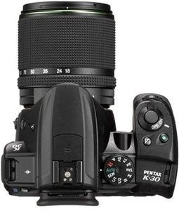 Pentax K-30 schwarz mit Objektiv smc DA 18-135mm 3.5-5.6 ED AL IF DC WR