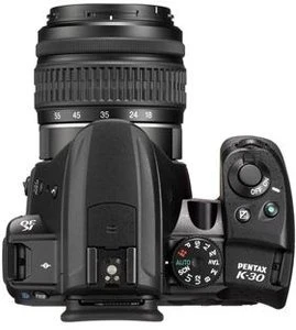 Pentax K-30 schwarz mit Objektiv smc DA 18-55mm 3.5-5.6 AL WR