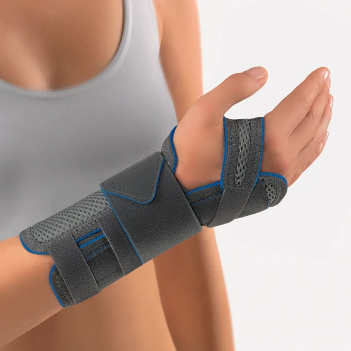 Bort Medical ManuStabil kurz Handgelenkbandage links Größe M grau/blau, 1 Stück