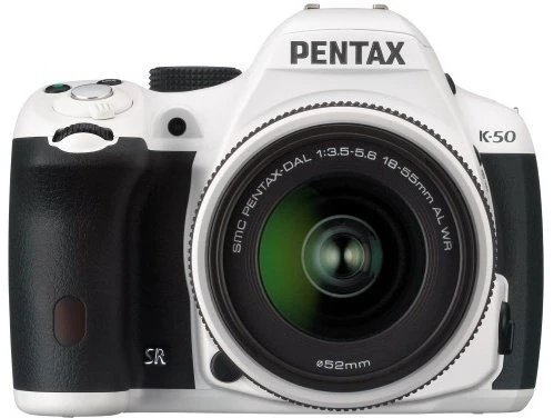 Pentax K-50 weiß mit Objektiv smc DA 18-55mm 3.5-5.6 AL WR und smc DA 50-200mm 4.0-5.6 ED WR