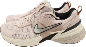 Nike V2K Run platinum violet/light bone/black/chrome (Damen)