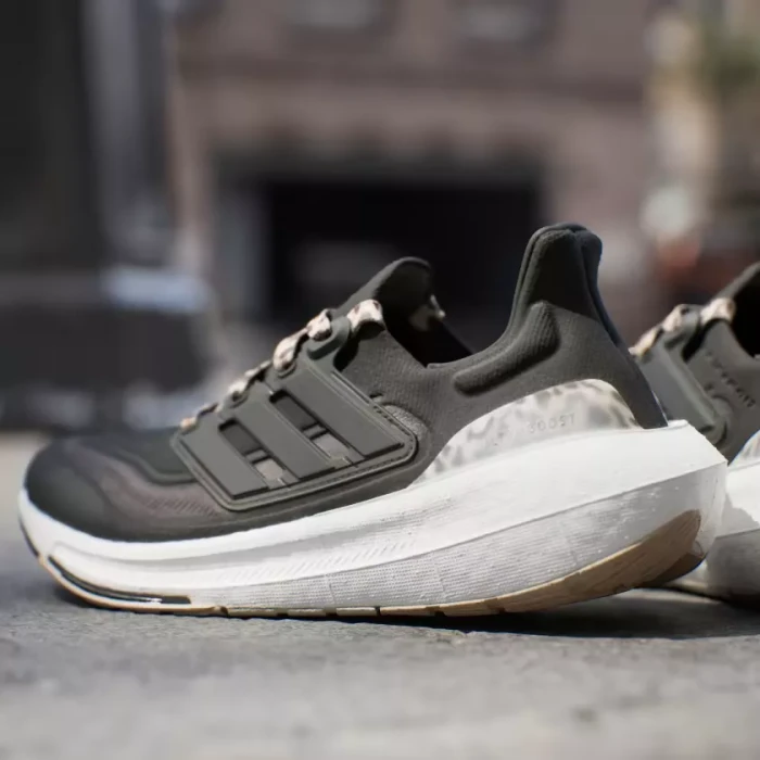 adidas Ultraboost Light core black/magic beige (Damen)