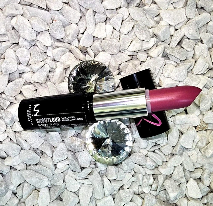 NYX Shout Loud Satin Lipstick in love, 3.5g