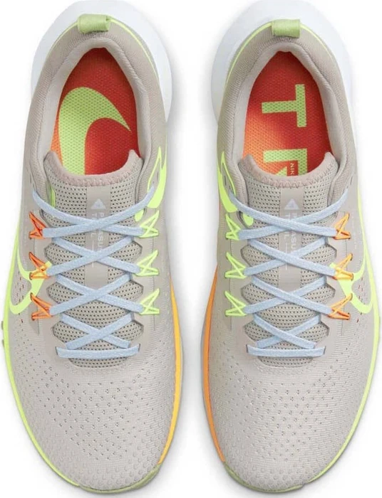 Nike React Pegasus Trail 4 light iron ore/cobblestone/football grey/volt (Herren)