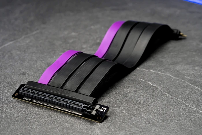 Cooler Master Riser Cable, gewinkelt, PCIe 4.0, 200mm, schwarz