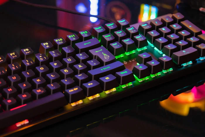 Verbatim SureFire KingPin M2 Gaming Keyboard, LEDs RGB, RED Switches, schwarz, USB, DE