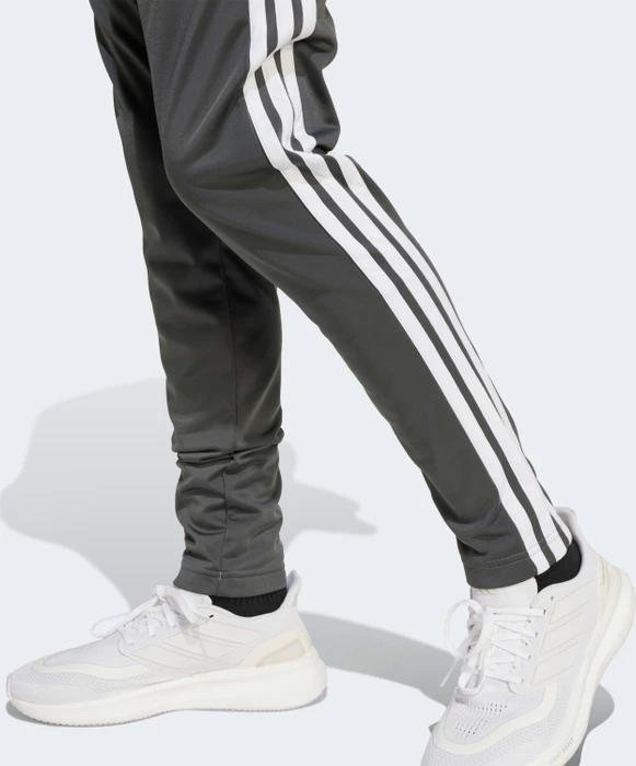 adidas Seasonal Essentials Tiberio 3-Streifen Tricot Trainingsanzug black/white/grey two (Junior)