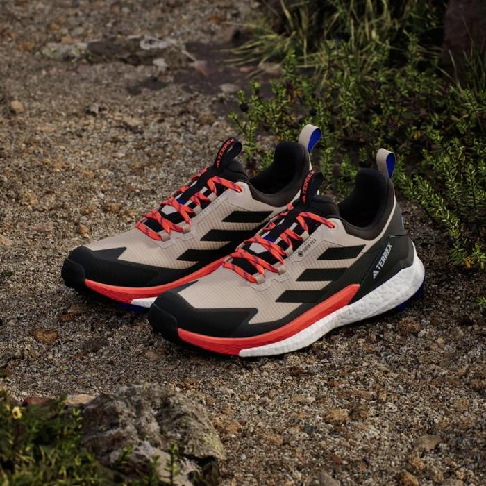 adidas Terrex Free Hiker 2.0 Low GTX wonder beige/core black/semi impact orange (Herren)