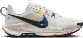 Nike Pegasus Trail 5 summit white/football grey/pink foam/armory navy (Damen)