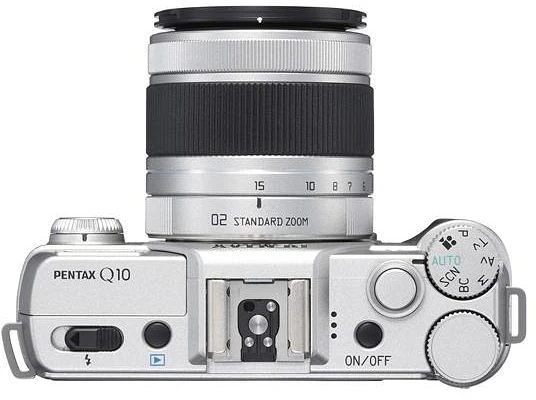 Pentax Q10 silber mit Objektiv Q 02 Standard Zoom 5-15mm 2.8-4.5 AL und Q 06 Telephoto Zoom 15-45mm 2.8 AL