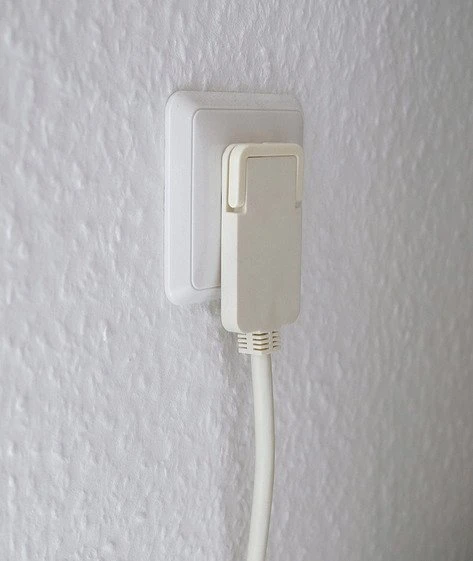 Brennenstuhl Verlängerungskabel mit Doppelkupplung und Winkel-Flachstecker IP20 weiß H05VV-F 3G1,5, 5m