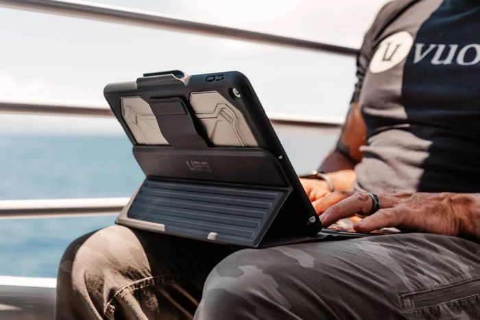 UAG Rugged Bluetooth Keyboard with Trackpad für iPad 7/iPad 8/iPad 9, schwarz, DE