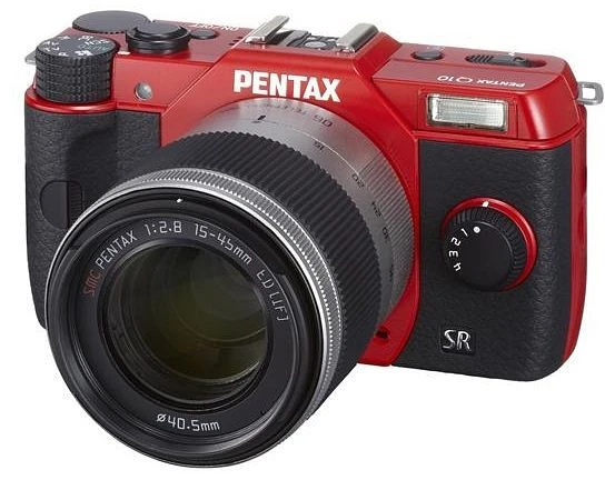 Pentax Q10 rot mit Objektiv Q 02 Standard Zoom 5-15mm 2.8-4.5 AL und Q 06 Telephoto Zoom 15-45mm 2.8 AL