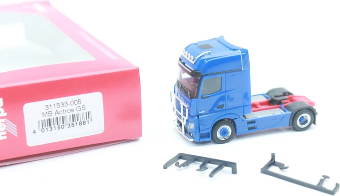 Herpa Mercedes-Benz Actros Gigaspace '18 Zugmaschine mit Rammschutz und Lampenbügel