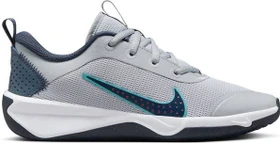 Nike Omni Multi-Court wolf grey/bright crimson/dusty cactus/thunder blue (Junior)