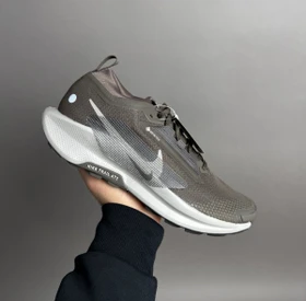 Nike Pegasus ironstone/velvet brown/cave stone/college grey (Damen)