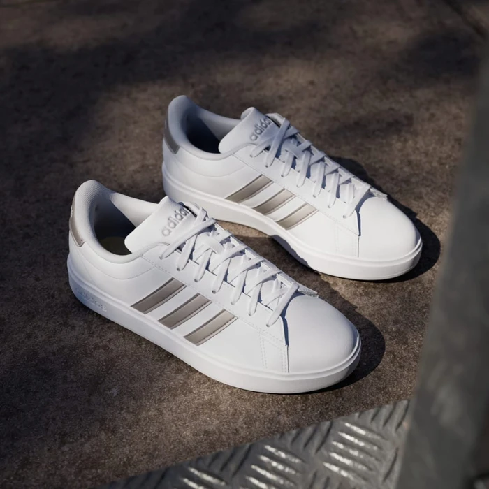 adidas Grand Court Cloudfoam Lifestyle Court Comfort cloud white/platinum metallic (Damen)
