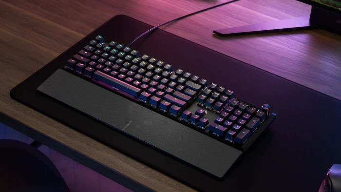Corsair Gaming K70 CORE, schwarz, mit Handballenauflage, MLX RED, USB, US