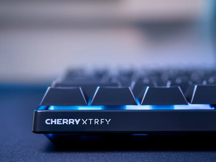 Cherry Xtrfy K33 Compact Wireless, schwarz, LEDs RGB, USB/Bluetooth, DE
