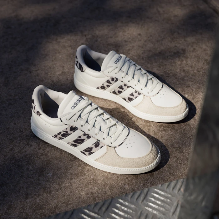 adidas Breaknet Sleek core white/crystal linen/khaki six (Damen)