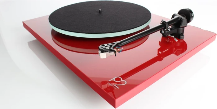 Rega Planar 2 rot (mit Tonabnehmer Rega Carbon)