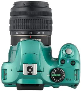 Pentax K-x hellgrün mit Objektiv smc DA L 18-55mm 3.5-5.6 AL