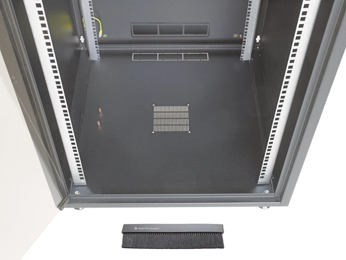 EFB Elektronik OFFICE 19" Netzwerkschrank 18HE, vormontiert, eigenbelüftet, Sicherheitsglastür, IP20, RAL 9005, 800mm tief