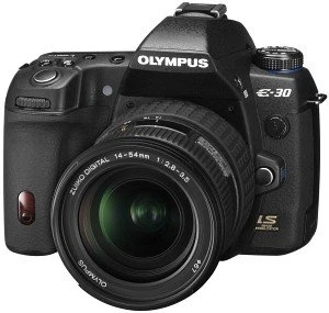 Olympus E-30 mit Objektiv Zuiko digital 14-54mm 2.8-3.5