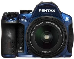 Pentax K-30 blau mit Objektiv smc DA L 18-55mm 3.5-5.6 AL
