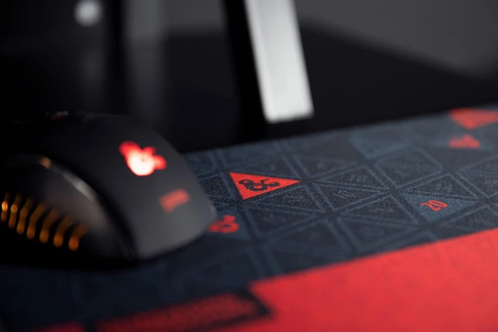 Konix Dungeons & Dragons Roll the Dice Mouse Pad, 320x270mm, rot/schwarz
