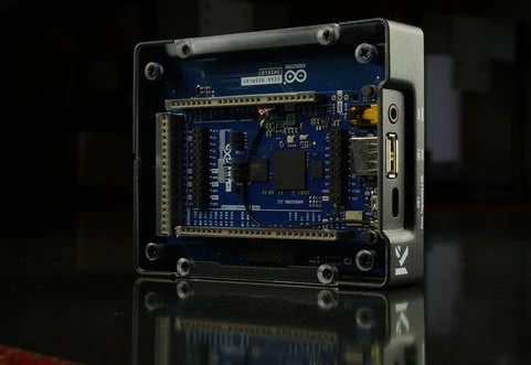 KKSB Aluminiumgehäuse für Arduino GIGA Display Shield/GIGA R1 WiFi, inkl. Display Stand, schwarz