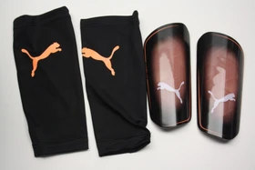 Puma Ultra Light Sleeve Schienbeinschützer schwarz/weiß