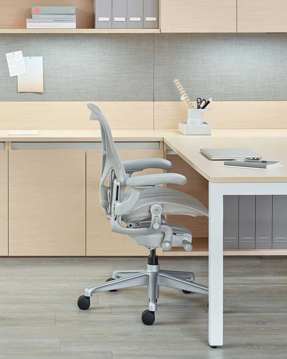 Herman Miller Aeron remastered Bürostuhl, Mineral grau, Größe B, Armlehnen Vinyl, Fußkreuz/Mechanik Alu-matt