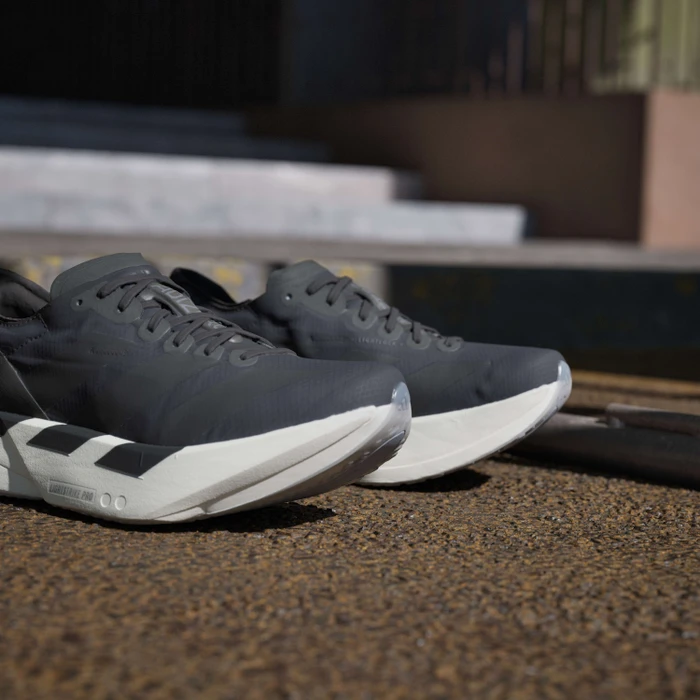 adidas Adizero Adios Pro 4 core black/grey five (Damen)