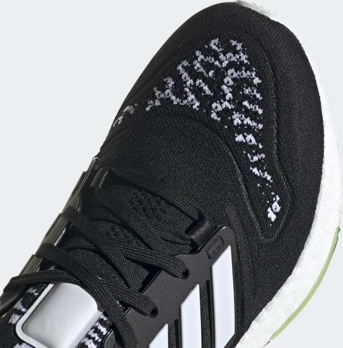 adidas Ultraboost 22 core black/cloud white/almost lime (Damen)