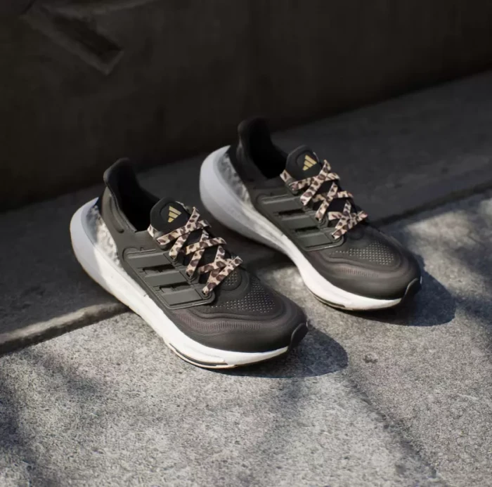adidas Ultraboost Light core black/magic beige (Damen)