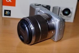 Sony Alpha NEX-3 silber mit Objektiv E 18-55mm 3.5-5.6 OSS