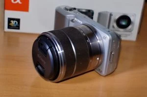 Sony Alpha NEX-3 silber mit Objektiv E 18-55mm 3.5-5.6 OSS