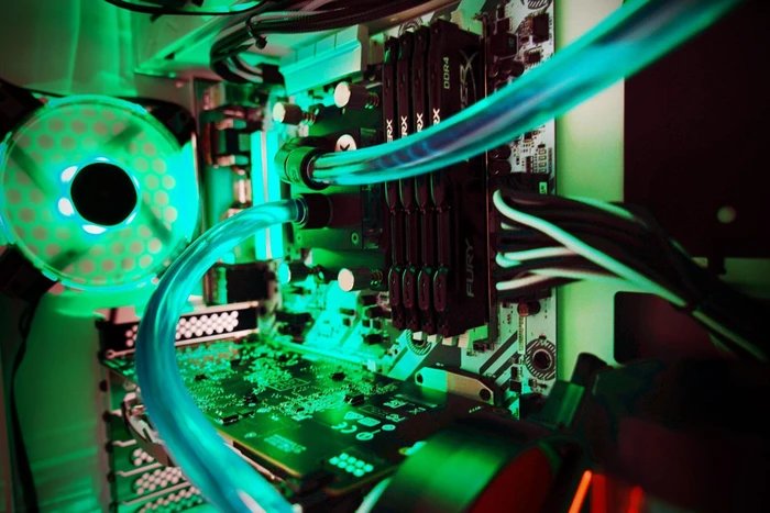 In Win 303 MSI Dragon Edition, weiß, Glasfenster