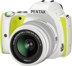 Pentax K-S1 weiß/gelb mit Objektiv smc DA L 18-55mm 3.5-5.6 AL