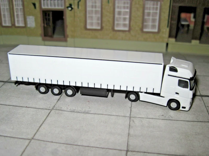 Herpa MiniKit Mercedes-Benz Actros Gardinenplanen-Sattelzug weiß
