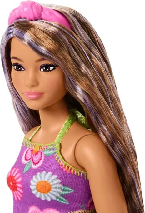 Mattel Barbie - Fashionistas Barbie in einem Neckholder-Kleid mit Blumenmuster, mit braunem Haar mit violetten Strähnchen