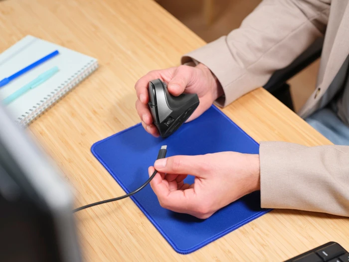 Trust Yuno Ergonomic Wireless Mouse schwarz, USB