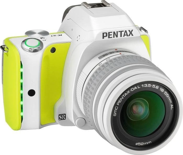 Pentax K-S1 weiß/gelb mit Objektiv smc DA L 18-55mm 3.5-5.6 AL