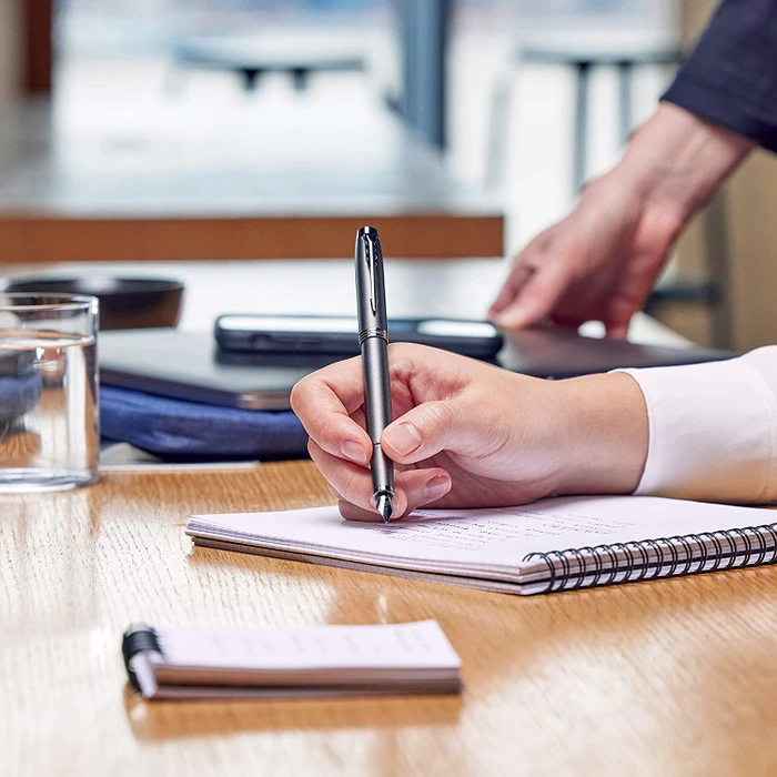 Parker IM Monochrome grau, rechte Hand, mittel, Geschenkbox