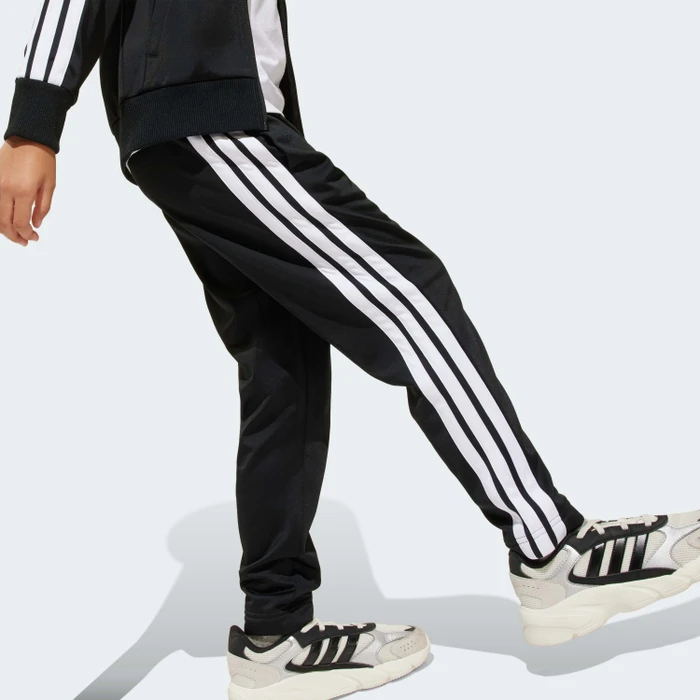 adidas Seasonal Essentials Tiberio 3-Streifen Tricot Trainingsanzug black/white/pure ruby (Junior)