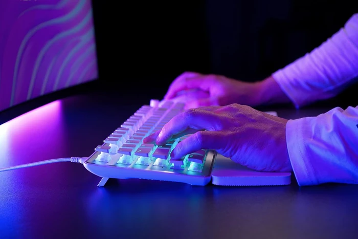 Turtle Beach Vulcan II TKL Pro, weiß, LEDs RGB, Gateron KS-37B Magnetic, USB, US