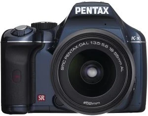 Pentax K-x blau mit Objektiv smc DA L 18-55mm 3.5-5.6 AL